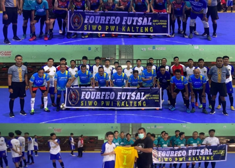 FOURFEO FUTSAL. Sekretaris SIWO PWI Kalteng Indar Saksena, menyerahkan bantuan kaos tim untuk tim CKB Naufal dan SMA4, dalam ajang fourfeo siwo pwi kalteng, Sabtu (13/11/2021), di Gor koni, Palangka Raya. (Photo/ist)