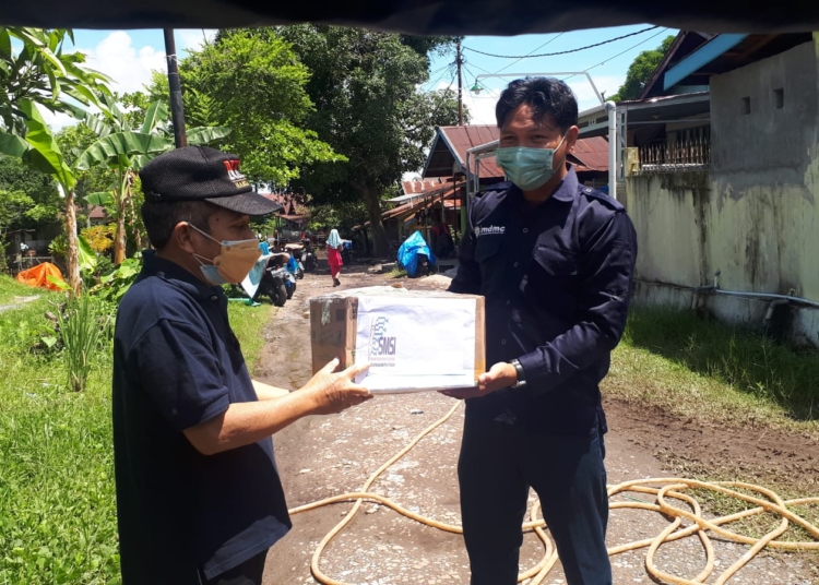 Ketua SMSI Kalteng H Sutransyah saat menyerahkan bantuan untuk korban banjir, Minggu  (