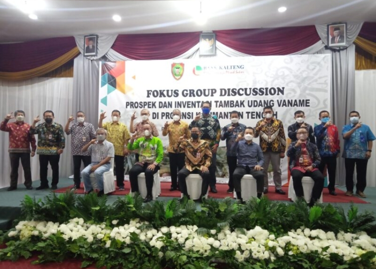 Seluruh peserta FGD tampak melakukan photo bersama. (Photo/ist)