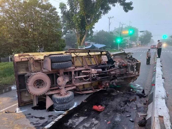 Sebuah truk yang melaju kencang dari arah Tangkiling menuju Palangka Raya tersebut menabrak median jalan (road barrier) di Jalan Tjilik Riwut Km. 7 dekat traffic light simpang Jalan Hiu Putih Palangka Raya, Selasa (14/12) dini hari.