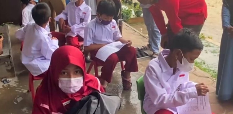 Puluhan anak usia 6-11 tahun menunggu giliran untuk divaksin. (Photo/ist)