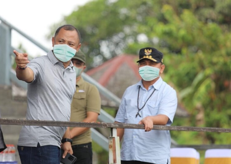 Bupati Barsel Eddy Raya Samsuri tengah menjelaskan pengembangan Budidaya ikan kepada Gubernur Kalteng, H.Sugianto Sabran. (Photo/ist)