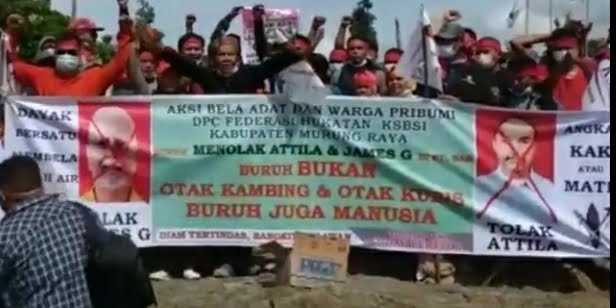 Ratusan massa Desa Penda Siron, Kabupaten Murung Raya, Kalimantan Tengah melakukan aksi demo, Jumat (17/12)