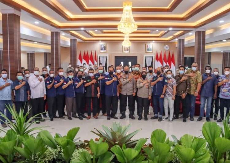 Usai coffe morning, Kapolda Kalteng, Irjen Pol Nanang Avianto melakukan photo bersama dengan Gabungan Pengusaha Kelapa Sawit Indonesia (GAPKI) Kalteng. (Photo/ist)