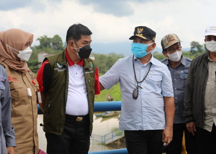 Gubernur Kalteng H. Sugianto Sabran saat meninjau Bendungan Karau yang berada di Desa Batu Putih, Kecamatan Dusun Tenga, didampingi Bupati Bartim Ampera Y Mebas. (Photo/ist)