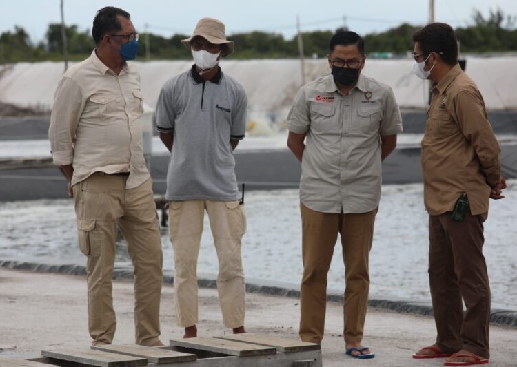 Asisten Perekonomian dan Pembangunan Setda Prov. Kalteng Leonard S. Ampung saat diskusi lapangan dengan Kadislutkan Prov.Kalteng H.Darliansjah dan kepala perangkat daerah terkait. (Photo/ist)