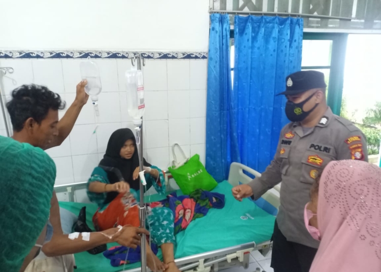 Korban keracunan jamur sawit yang sudah membaik saat ditangani tenaga medis RSUD Mas Amsyar, Kasongan (foto/ist)