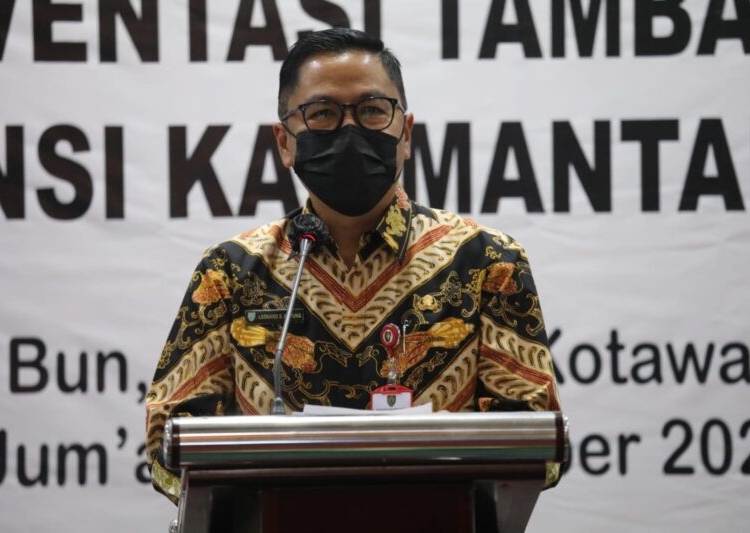 Asisten Bidang Perekonomian dan Pembangunan Setda Prov. Kalteng Leonard S. Ampung saat menyampaikan sambutan tertulis Gubernur Kalteng H. Sugianto Sabran pada kegiatan FGD Prospek dan Invesatasi Tambak Udang Vaname di Prov. Kalteng. (Photo/ist)