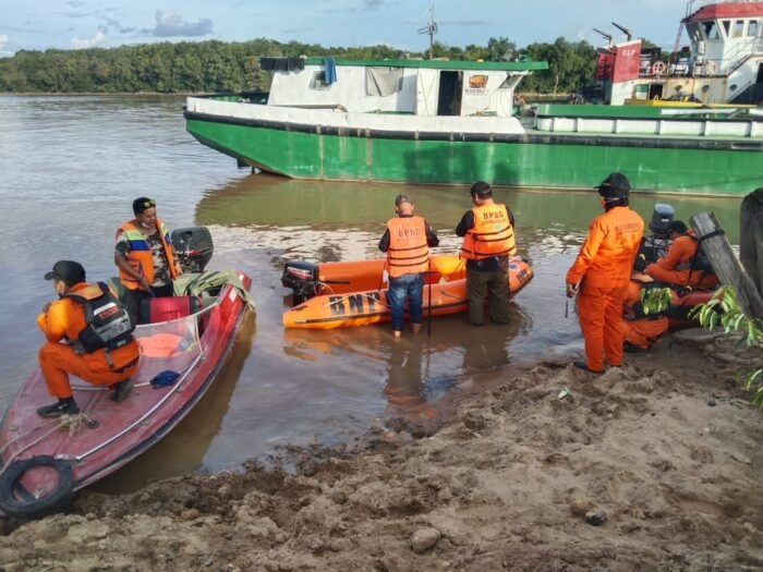 Pencarian-Tim saat melakukan pencarian terhadap korban perahu tenggelam, Jumat (17/12)