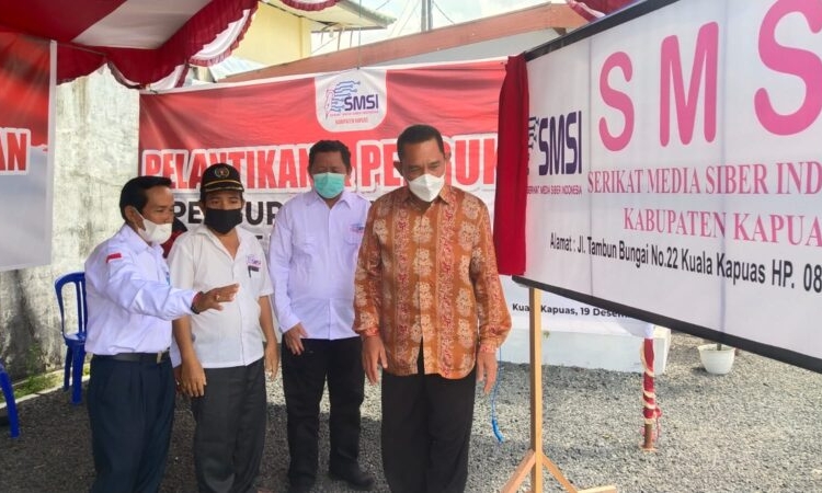 Asisten Bidang Ekono dan Pembangunan Pemkab Kapuas Drs.Salman usai membuka papan nama Sekretariat SMSI Kapuas, didampingi Pembina SMSI Kapuas Dr.H.Junaidi, Ketua SMSI Kalteng, H.Sutransyah dan Ketua SMSI Kapuas Kusuma Udjie, SE. (Photo/Ni)