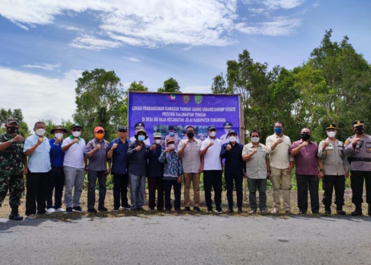 Berfoto bersama saat berkunjung ke Desa Sungai Raja Kecamatan Kuala Jelai. (Photo/ist)