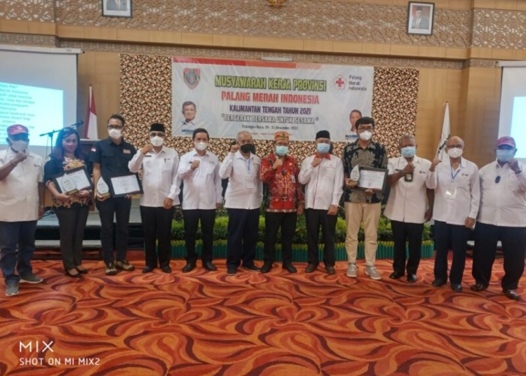 Pj. Sekretaris Daerah Prov. Kalteng H. Nuryakin melakukan photo bersama usai membuka secara resmi Musyawarah Kerja Provinsi PMI Kalteng Tahun 2021. (Photo/ist)