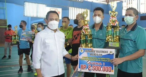 Wali Kota Palangka Raya, Fairid Naparin saat menyerahkan piala juara dalam Tournament Bulutangkis Wali Kota Cup 2021.