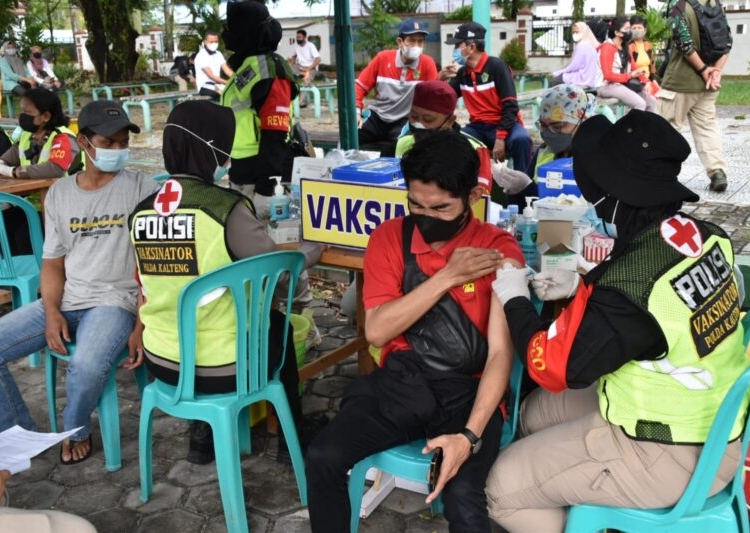 Vaksinasi massal di Bundaran Besar yang merupakan rangkaian Peringatan Hari AIDS Sedunia Tingkat Prov.Kalteng Tahun 2021. (Photo/ist)