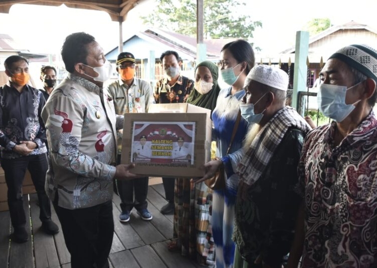 Wakil Gubernur Kalteng H. Edy Pratowo saat menyerahkan bantuan secara simbolis kepada perwakilan korban kebakaran di Komplek Puntun. (Photo/ist)