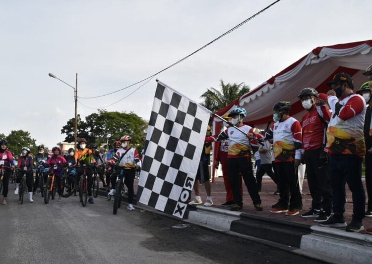 Pj. Sekretaris Daerah Prov. Kalteng H. Nuryakin saat membuka secara resmi kegiatan Fun Bike dan Soft Launching Tour de hart of Borneo. (Photo/ist)