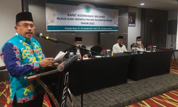 Pj. Sekda Prov.Kalteng, H. Nuryakin membacakan sambutan Gubernur Kalimantan Tengah, H. Nuryakin saat membuka secara resmi Rakorwil Majelis Ulama Indonesia (MUI) Kalteng, Minggu (23/1), di Hotel Neo, Palangka Raya. (Photo/Ni)