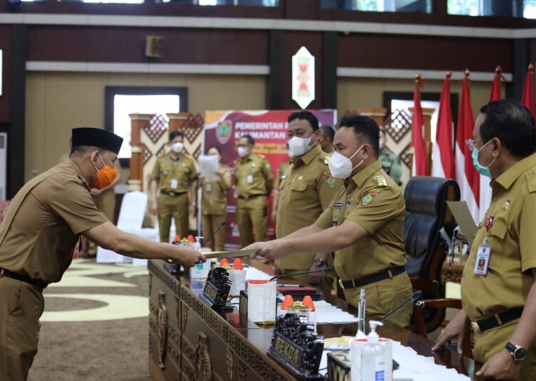 Gubernur Kalteng H. Sugianto Sabran saat menyampaikan sambutan pada Apel Besar ASN, di Halaman kantor Gubernur Kalteng, Senin (3/1/2022). (Photo/ist)