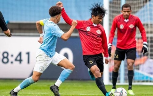 Aksi Edgard Amping bersama Garuda Select pada laga melawan Manchester City .(IST)