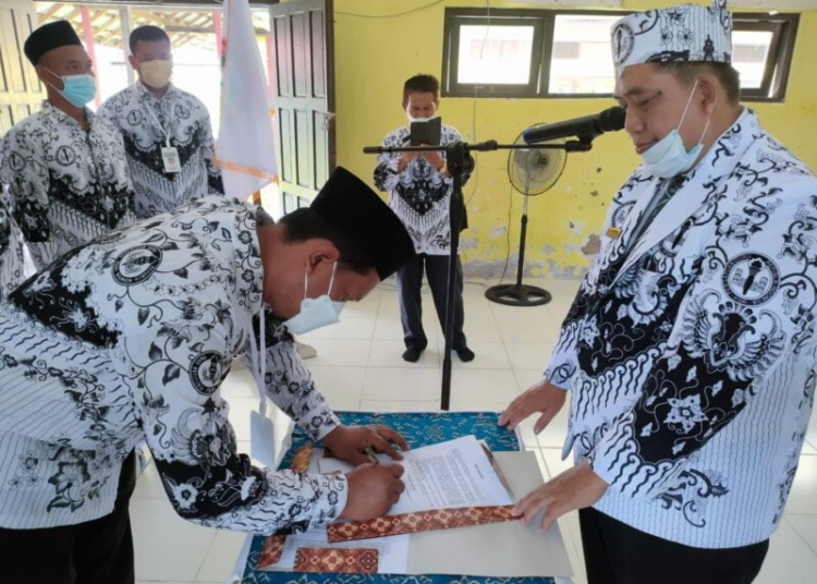 Penandatanganan Berita Acara Pelantikan ketua PGRI Cabang Katingan Kuala, Moh. Anis Romzi, S.Pd.I dan disaksikan oleh Salapuddin, M.Pd selaku Wakil Ketua PGRI Kabupaten Katingan. (Photo/ist)