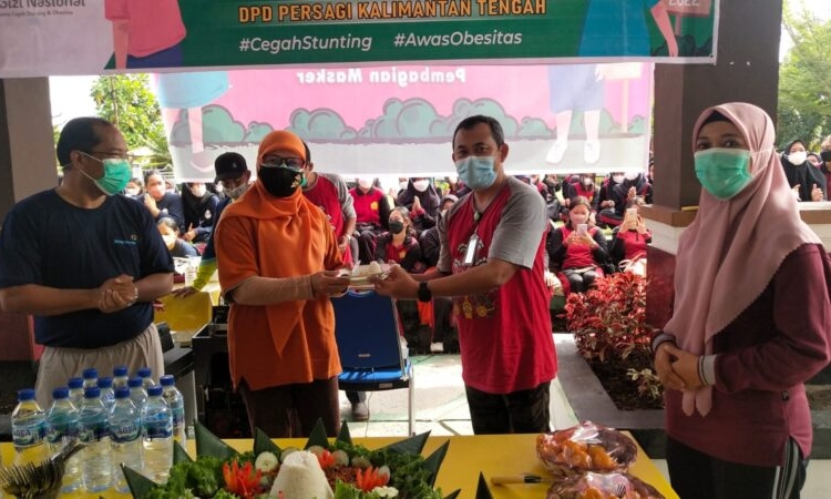 Ketua DPD Prsagi Kalteng, Mars Khendra Kusfriyadi, berkenan menyerahkan potongan nasi tumpeng kepada Asisten III Gubernur Bidang Ekonomi dan Pembangunan, Lies Fahimah, didampingi Kadis Kesehatan, Suyuti Syamsul dan Ketua Pnitia Pelaksana HGN Tahun 2022, Banun Rohimah. (Photo/Ni)