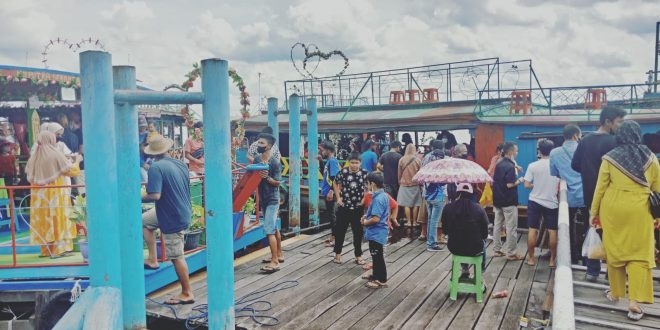 Objek Wisata Air Hitam di Dermaga Kereng Bangkirai Palangka Raya dipadati pengunjung di libur awal tahun baru 2022. Foto : mi