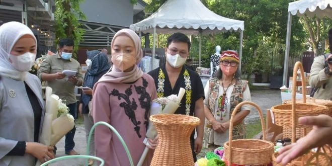 Avina Triani Almira Fairid Naparin, usai menghadiri pembukaan kegiatan Handep Market di Jalan Raden Saleh Kota Palangka Raya, Sabtu (29/1/2022) sore. Foto : Mi