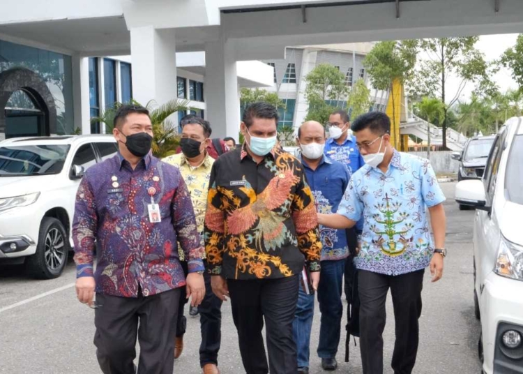 KUNJUNGAN-Plt Kepala Bapenda Kalteng Anang Dirjo SP MM dan jajaran saat melakukan kunjungan ke Bapenda Provinsi Riau.