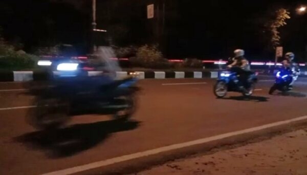 Aksi balapan liar yang terjadi di kawasan Jalan RTA Milino Palangka Raya. (zal)