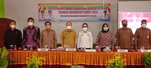 Bupati Kapuas Ir. Ben Brahim S BahT, MM, MT, Anggota DPR RI  dari komisi III Ary Egahni, SH, MH saat menghadiri pencanangan Agro Wisata. (IST)