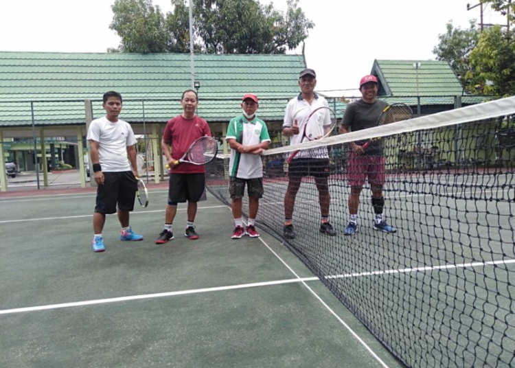 Pasangan Ivan - Novip (kiri), dan pasangan Yatno - Tata (kanan) photo bersama sebelum pertandingan. (Photo/ist)