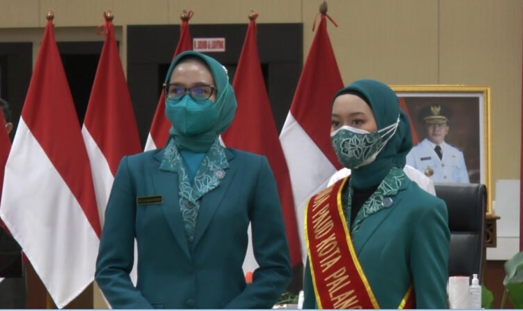 Ketua TP-PKK Prov. Kalteng Ivo Sugianto Sabran berphoto bersama Ketua TP-PKK Kota Palangka Raya Avina Triani Almira Fairid Naparin usai Pelantikan, Rabu (16/2). (Photo/Ivan)