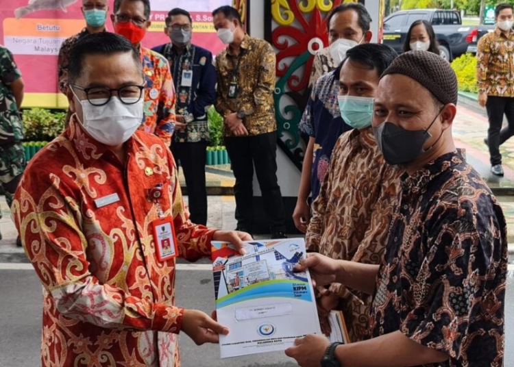 Asisten Bidang Ekbang Setda Prov. Kalteng Leonard S. Ampung saat memberikan sertifikat ekspor kepada eksportir pada acara Launching Ekspor Produk Kelautan dan Perikanan Kalimantan Tengah, Jumat (18/2). (Photo/ist)