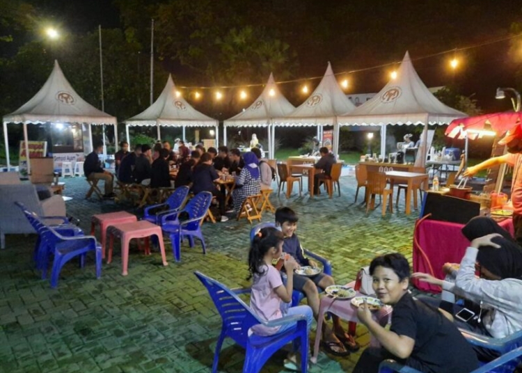 Suasana Lapak Kuliner Gratis Dekranasda Kalteng, Central Borneo Souvenir di jalan Imam Bonjol Palangka Raya yang mulai ramai dikunjungi masyarakat. (Photo/ist)