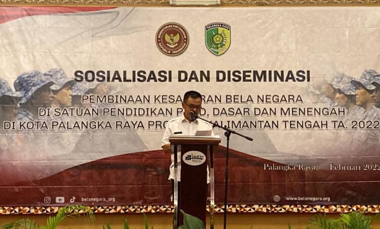 Staf Ahli Gubernur Kalteng Bidang Pemerintahan, Hukum dan Politik Herson B. Aden saat membacakan sambutan tertulis Gubernur Kalteng H. Sugianto Sabran pada kegiatan Sosialisasi dan Diseminasi Pembinaan Kesadaran Bela Negara Satuan Pendidikan di Prov. Kalteng TA. 2022. (Photo/ist)