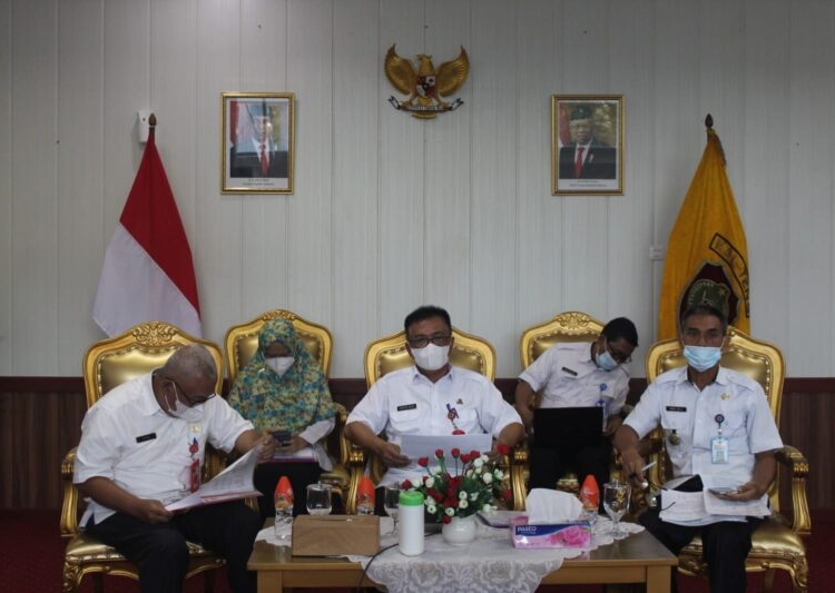 Staf ahli Bidang Pemerintahan Hukum dan Politik Herson B. Aden saat menghadiri secara virtual Rapat Monitoring dan Evaluasi Pelaksanaan PSN Irigasi dan PSN Food Estate Kalteng TA.2021.(Photo/ist)