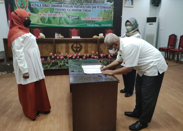 Kedua Belah Pihak menandatangani Berita Acara Sertijab Berdasarkan Surat Perintah Pelaksana Tugas Nomor : 800/782/II.1/BKD tanggal 30 November 2021 dan Surat Keputusan Gubernur Kalimantan Tengah Nomor : 188.44/19/2022 tanggal 25 Januari 2022. (Photo/ist)