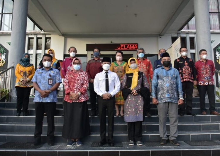 Walikota Palangka Raya, Fairid Naparin melantik 11 pejabat eselon II dan III di aula BKPSDM, Kamis (10/3/2022) sore. Foto : Ist