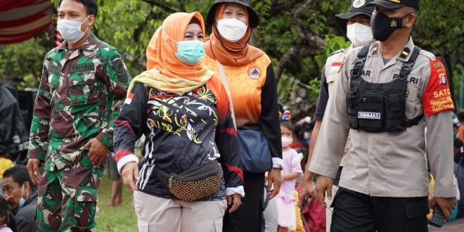 Ketua Satgas Penanganan Covid-19 Kota Palangka Raya, Emi Ambriyani yang hadir memantau dan mengawasi pembukaan kegiatan CFD di Bundaran Besar Palangka Raya, Minggu (13/3/2022). Foto : Ist