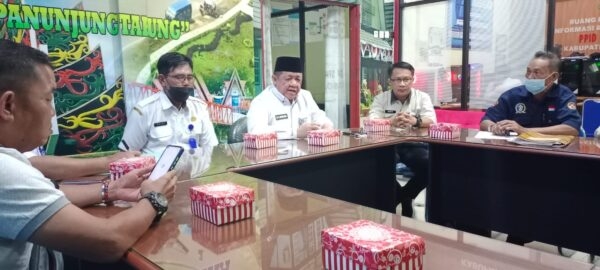 Kepala Diskominfo Kapuas DR H Junaidi saat memimpin rapat dana hibah untuk organisasi jurnalis. (nas)