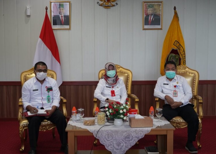 Kepala Badan Kepegawaian Daerah (BKD) Prov. Kalteng Lisda Ariyana menghadiri Rapat Koordinasi Program Pendampingan Percepatan Pemenuhan Keterisian Formasi Jabatan Fungsional Pengelola Pengadaan Barang/Jasa secara virtual. (Photo/ist)