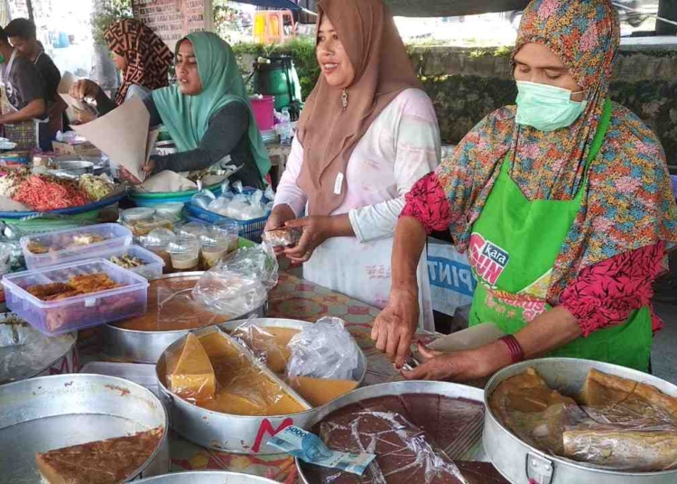 Pasar Ramadan di Kota Palangka Raya. Para pedagang tampak menjual berbagai macam kebutuhan untuk berbuka puasa. (IST)