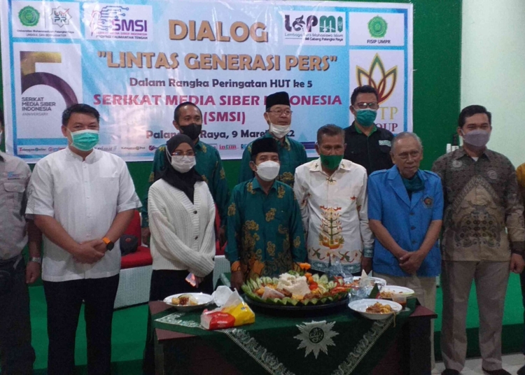 foto bersama-Ketua SMSI Kalteng H Sutransyah, nara sumber foto bersama para undangan. (IST)