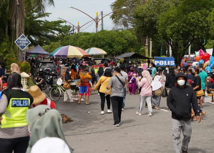 Warga di Kota Palangka Raya dan ratusan pedagang UMKM memadati kawasan CFD Yos Sudarso Palangka Raya.