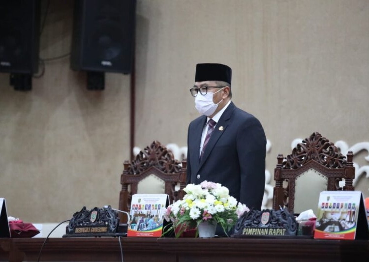 Asisten Bidang Perekonomian dan Pembangunan Setda Prov. Kalteng Leonard S. Ampung menghadiri Rapat Paripurna Istimewa Peresmian Pengangkatan dan Pengucapan Sumpah/Janji Pengganti Antar Waktu Anggota DPRD Prov. Kalteng Sisa Masa Jabatan Tahun 2019-2024. (Photo/ist)