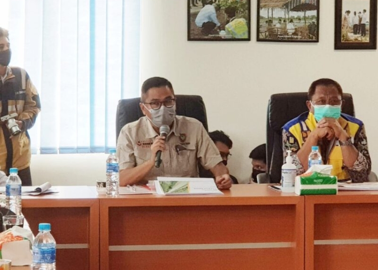 Asisten Bidang Perekonomian dan Pembangunan Setda Prov. Kalteng Leonard S. Ampung saat pimpin Rapat . (Photo/ist)