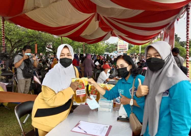 Masyarakat yang menerima vaksin diberikan paket bingkisan berupa minyak goring. (Photo/ist)