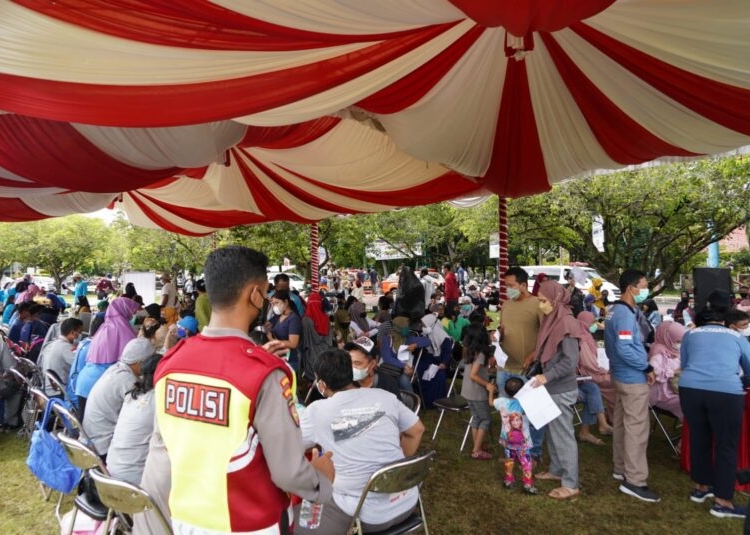 Kegiatan Vaksinasi di Area Car Free Day Bundaran Besar Palangka Raya, Minggu (13/3). (Photo/ist)