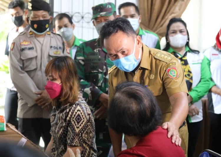 Gubernur Kalteng H. Sugianto Sabran saat meninjau langsung kegiatan vaksinasi, beberapa waktu lalu. (Photo/ist)