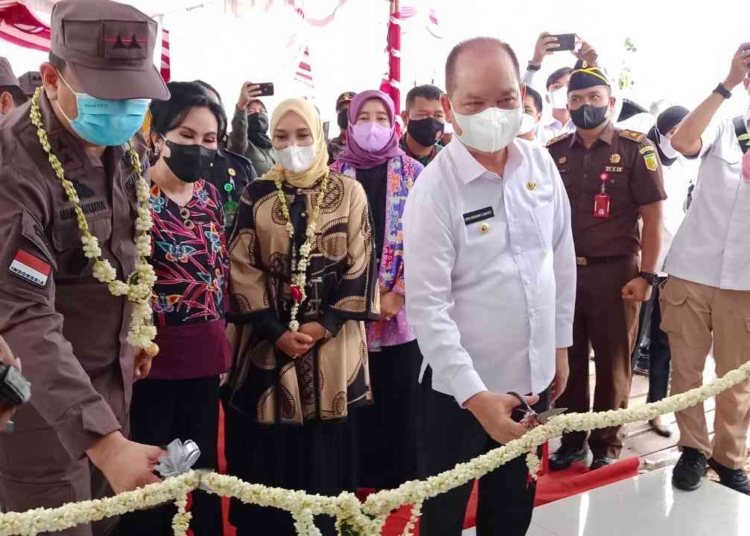 Acara Peresmiaan di tandai dengan penandatanganan serta pengguntingan pita oleh Kepala Kejaksaan Tinggi Kalimantan Tengah bersama Bupati Kapuas dan di dampingi kepala Kejaksaan Negeri Kapuas Arif Raharjo, SH, MH. (IST)